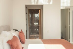 1 chambre, bureau, fer et planche à repasser, lit de bébé portatif