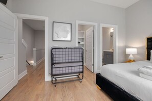 4 chambres, bureau, fer et planche à repasser, lit parapluie