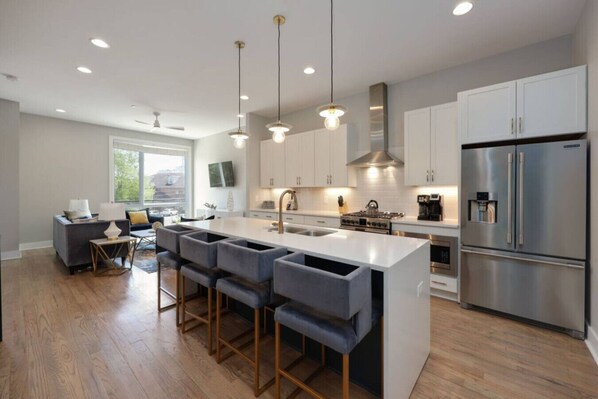 Fridge, microwave, oven, stovetop - West End Wonder - Rooftop Lounge - Shuffleboard (Nashville)