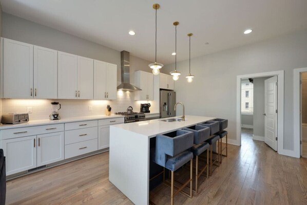 Køleskab, mikrobølgeovn, ovn, kogeplade