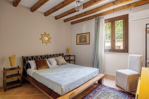 4 habitaciones, escritorio y tabla de planchar con plancha 