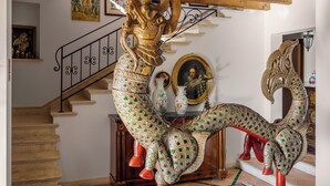Un escalier orné d’une sculpture de dragon doré, placée au centre.