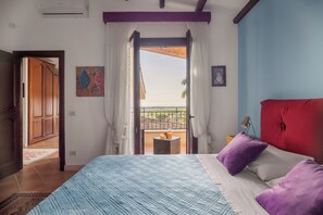 4 soverom, skrivebord, strykejern/-brett og reiseseng for barn