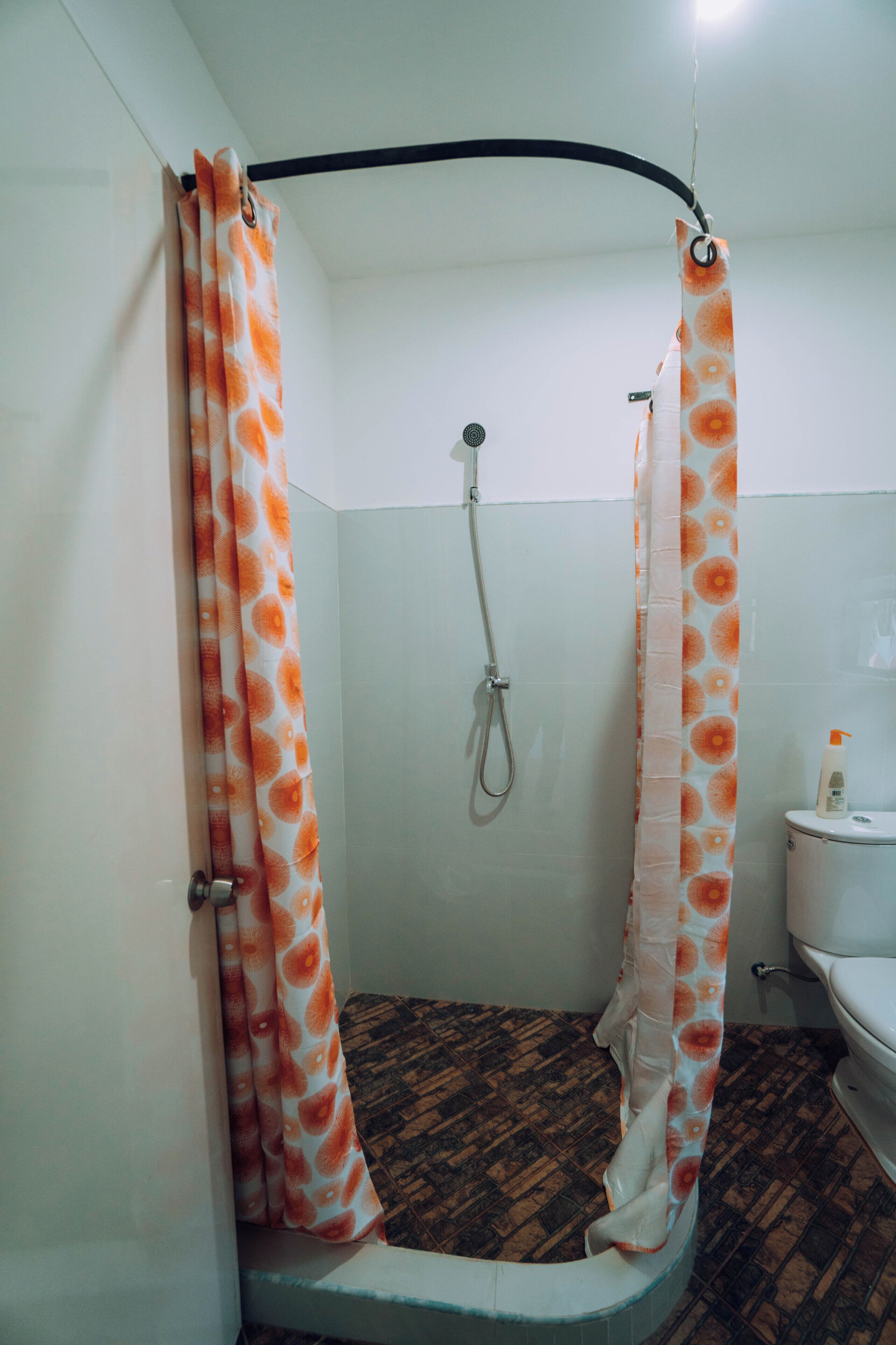 Un baño con ducha, inodoro y lavamanos.