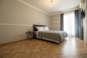 5 bedrooms, premium bedding, free WiFi, bed sheets