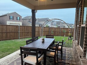 Outdoor dining - Stunning quiet retreat close to Lake Ray Hubbard-Dallas Metro (Garland)