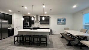 Private kitchen - Stunning quiet retreat close to Lake Ray Hubbard-Dallas Metro (Garland)