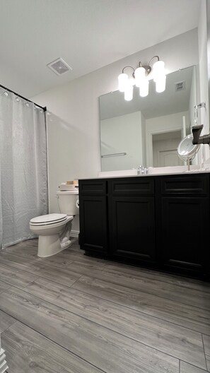 Bathroom - Stunning quiet retreat close to Lake Ray Hubbard-Dallas Metro (Garland)