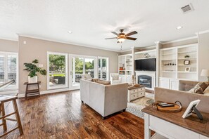 Smart TV, fireplace