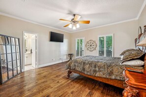 5 bedrooms, iron/ironing board, travel cot, free WiFi - The Spot at Lake Granbury (Granbury)