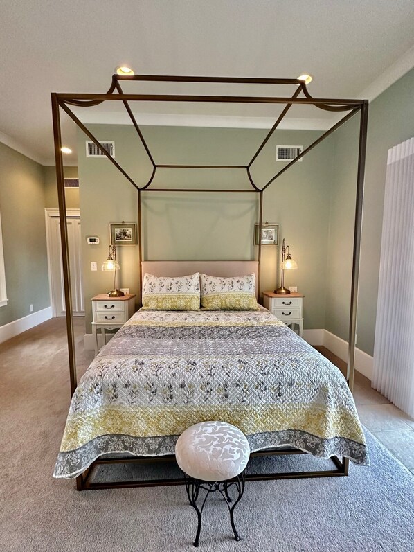 1 bedroom, WiFi, bed sheets - Chateau Herbe ~ Athens Room (Ashland)