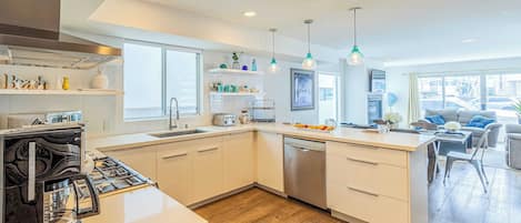 House (3 Bedrooms) | Private kitchen | Fridge, microwave, oven, stovetop