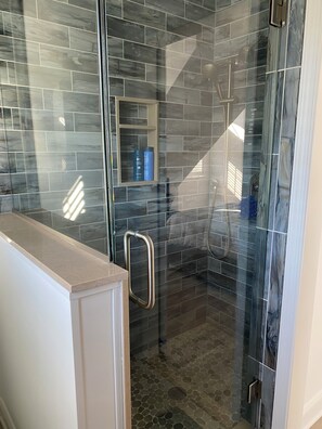 Douche, sèche-cheveux, serviettes fournies, savon