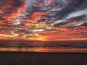 Ligstoelen aan het strand, strandlakens