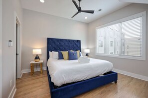 4 bedrooms, desk, iron/ironing board, travel cot - Nights Above It All | Rooftop Lounge + Hot Tub (Nashville)