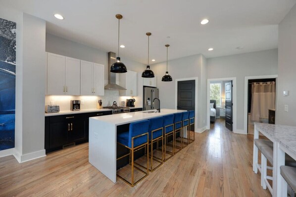 冷蔵庫、電子レンジ、オーブン、コンロ