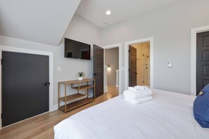 4 室のベッドルーム、デスク、アイロン / アイロン台、旅行用ベビーベッド