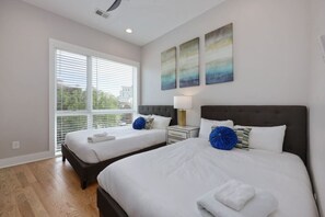 5 Schlafzimmer, Schreibtisch, Bügeleisen/Bügelbrett, Reisekinderbett