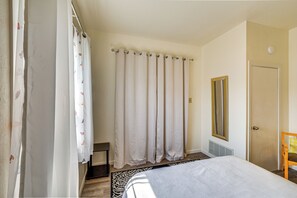 3 bedrooms, desk, iron/ironing board, Internet