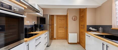 Een koelkast, een microgolfoven, een oven, een vaatwasser