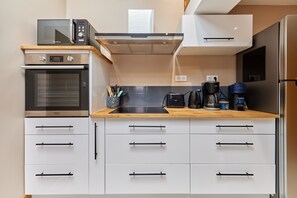 Kühlschrank, Mikrowelle, Ofen, Geschirrspüler