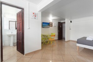 Ferros/tábuas de passar roupa, Wi-Fi de cortesia, roupa de cama