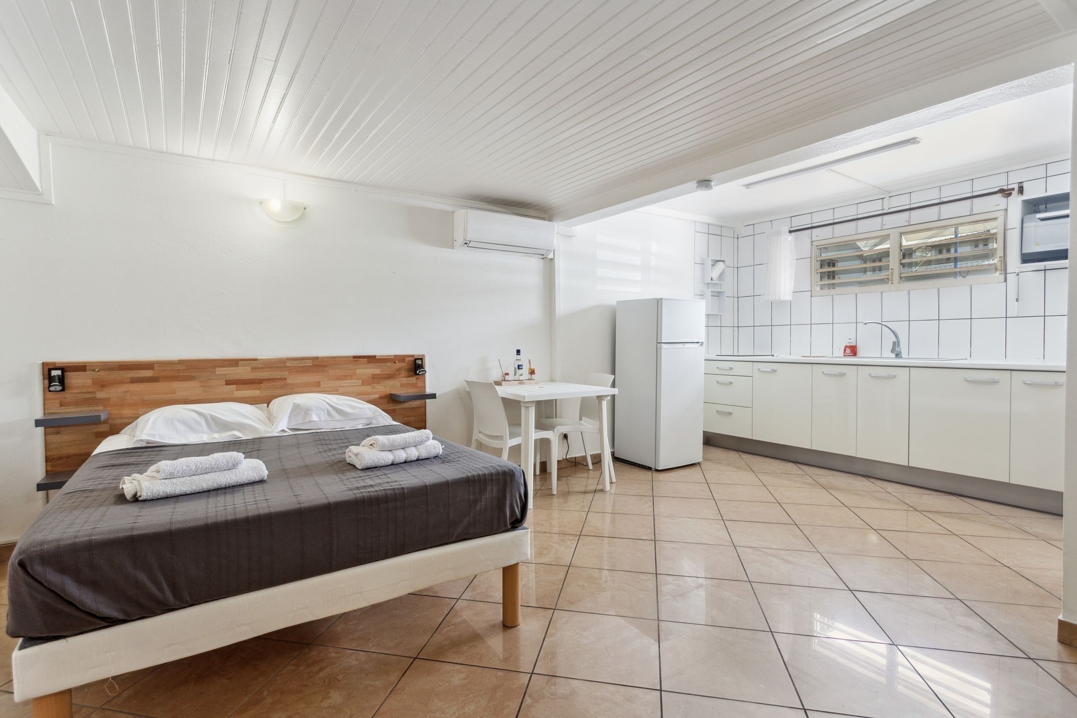 Tabla de planchar con plancha, wifi gratis y ropa de cama 