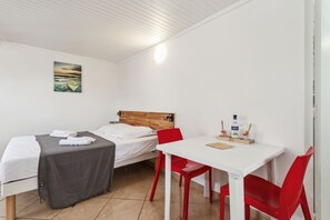 Iron/ironing board, free WiFi, bed sheets
