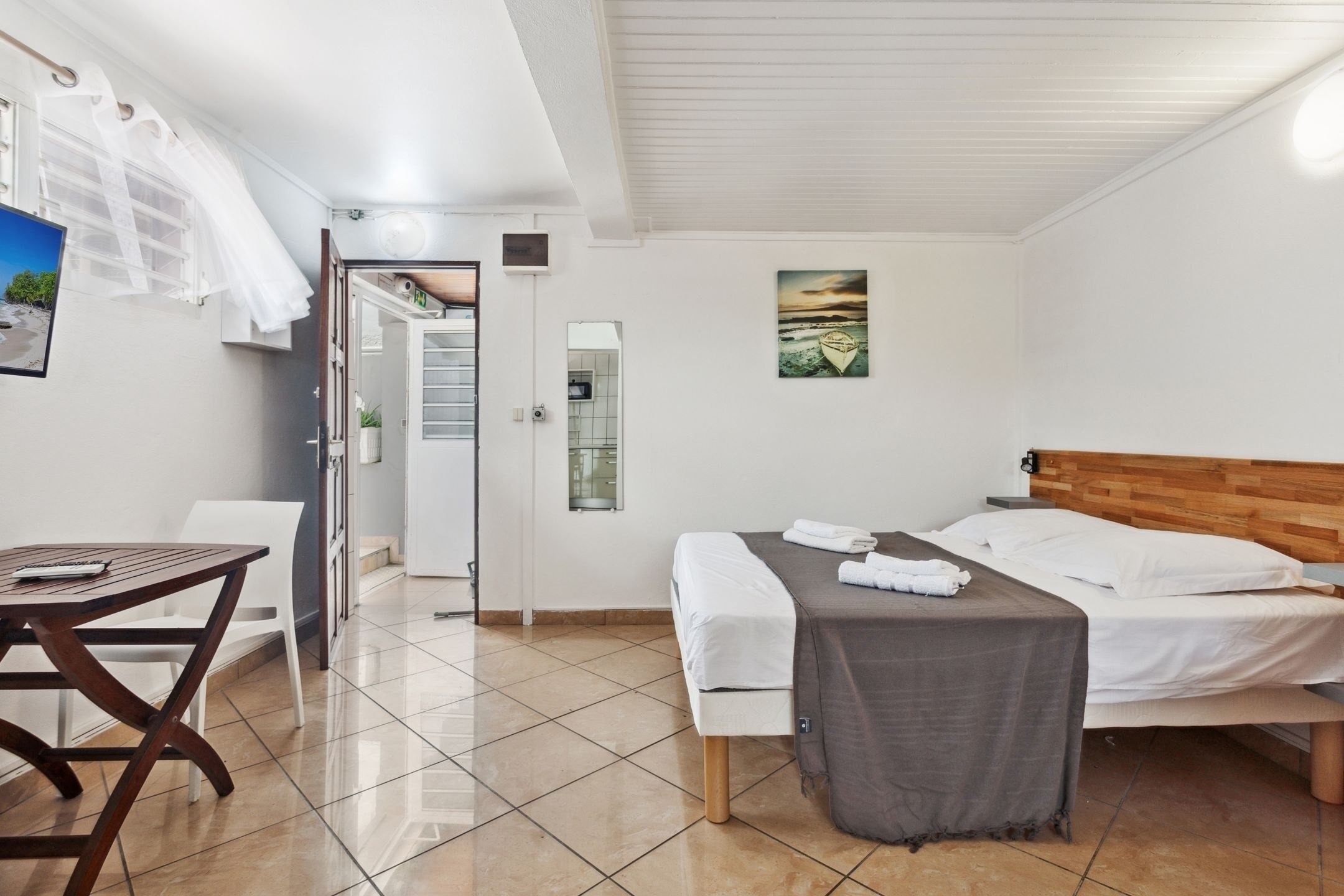 Tabla de planchar con plancha, wifi gratis y ropa de cama 