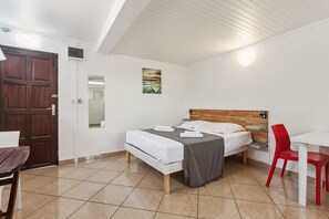 Iron/ironing board, free WiFi, bed sheets