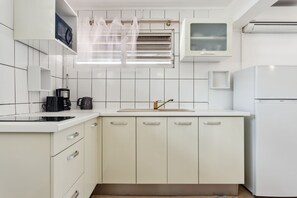 Fridge, microwave, coffee/tea maker, electric kettle - Studio 1-Anthurium - A 7min de la plage (Les Trois-Îlets)