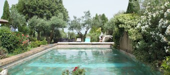 Country villa with private pool surrounded by greenery. With barbecue and patio 