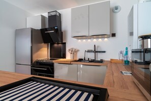 Een koelkast, een magnetron, een oven, een vaatwasser