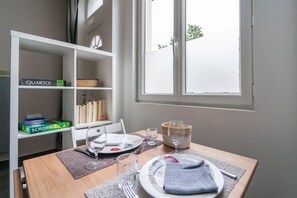 Dining - Miroir en Lumière - Studio à 10min du 13e, Paris (Ivry-sur-Seine)