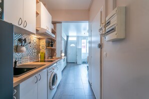 Geladeira, micro-ondas, cafeteira/chaleira, torradeira