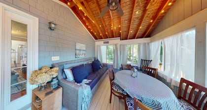 "Charming 2-Bedroom Home in Narragansett with Private Beach Access and WiFi"