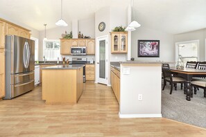Fridge, microwave, oven, stovetop - Spacious 5-bedroom house in Boise sleeps 12, treadmill, Fantastic location. (Boise)