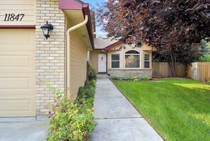 Exterior - Spacious 5-bedroom house in Boise sleeps 12, treadmill, Fantastic location. (Boise)