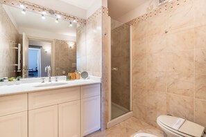 Dusche, Haartrockner, Bidet, Handtücher