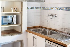 Kylskåp, mikrovågsugn, ugn och spishäll