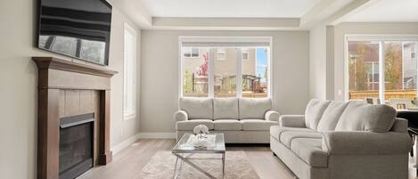 Smart-TV, Kamin, Bücher