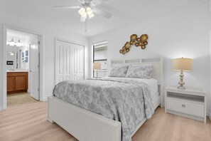 5 habitaciones, escritorio y tabla de planchar con plancha 