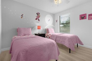 5 habitaciones, escritorio y tabla de planchar con plancha 