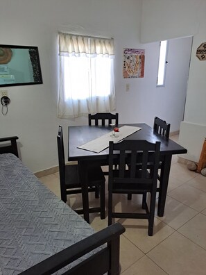 Apartament Deluxe, diversos llits, cuina | Menjador