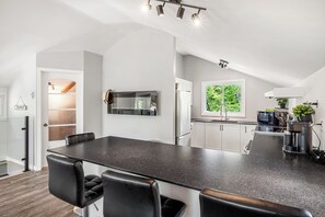 Fridge, microwave, oven, stovetop - Hôtel à la maison - Chalet le Riverain (Weedon)