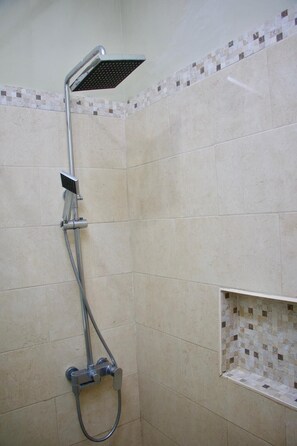 Dusj, håndklær, såpe og sjampo