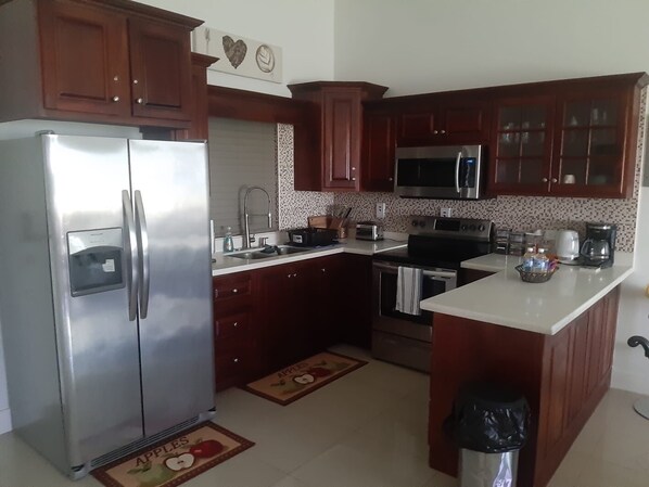 電子レンジ、オーブン、コンロ