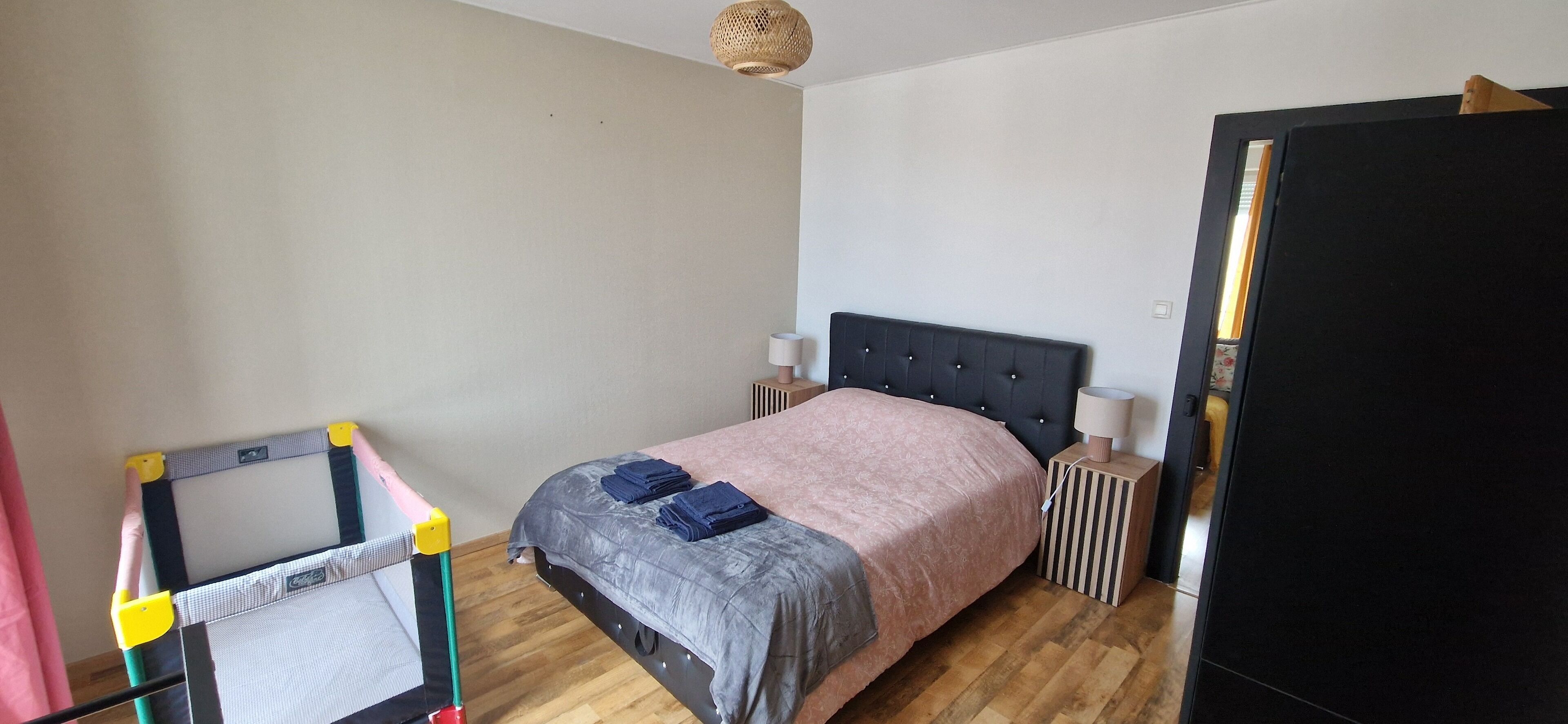 1 slaapkamer, een bureau, een strijkplank/strijkijzer, wifi