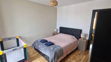 1 slaapkamer, een bureau, een strijkplank/strijkijzer, wifi