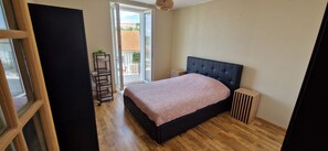 1 chambre, bureau, fer et planche à repasser, Wi-Fi